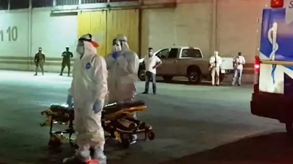 Ante la falta de trajes especiales se niegan a trasladar a posibles enfermos Ante la falta de trajes especiales se niegan a trasladar a posibles enfermos