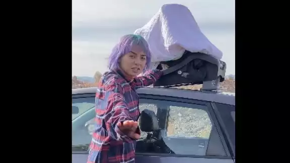Al ser detener la marcha del auto, la mujer se bajó y encaró a los que le reclamaban Al ser detener la marcha del auto, la mujer se bajó y encaró a los que le reclamaban
