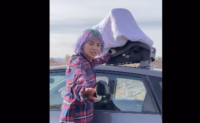 Al ser detener la marcha del auto, la mujer se bajó y encaró a los que le reclamaban