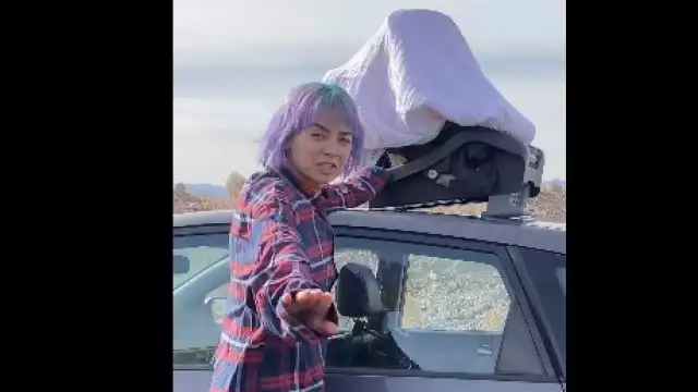 Al ser detener la marcha del auto, la mujer se bajó y encaró a los que le reclamaban