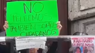 Policías de Jalisco muestran mensajes de no confrontación durante manifestaciones