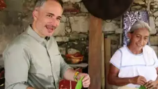 Miguel Conde es el conductor de la "Ruta del Sabor" del Canal Once, mismo que llega a Yucatán para mostrar su gastronomía