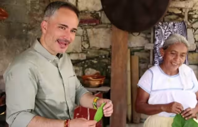 Miguel Conde es el conductor de la "Ruta del Sabor" del Canal Once, mismo que llega a Yucatán para mostrar su gastronomía