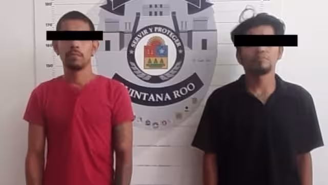 Se les encontró cinco bolsas con polvo blanco, al parecer cocaína y cinco bolsas con cristal