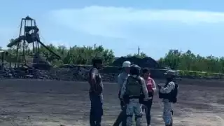 Ocho hombres siguen atrapados en la mina