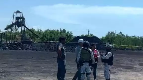 Ocho hombres siguen atrapados en la mina Ocho hombres siguen atrapados en la mina