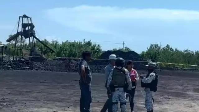 Ocho hombres siguen atrapados en la mina