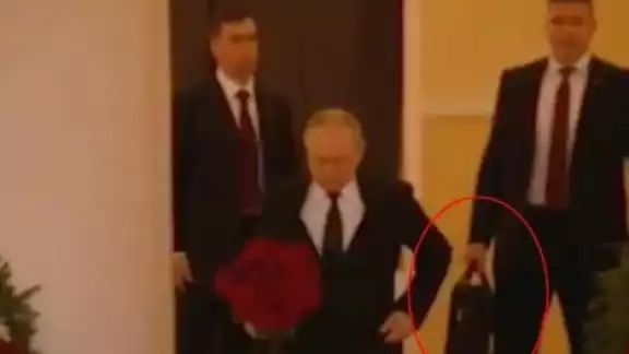 El exguardespaldas fue concido por cargar el maletín nuclear del Kremlin. Foto: Especial El exguardespaldas fue concido por cargar el maletín nuclear del Kremlin. Foto: Especial