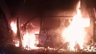 Vehículo se incendia tras volcar en la carretera Edzná - Champotón