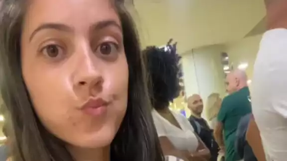En el video se pudo ver la gran cantidad de personas esperando en la fila, la cual duró más de dos horas