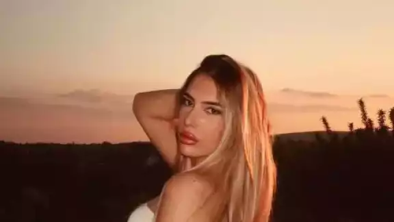 La modelo se quitó el arnés por si misma La modelo se quitó el arnés por si misma