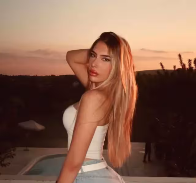 La modelo se quitó el arnés por si misma