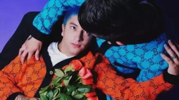 El tatuaje en su brazo derecho pudo ser el motivo por el cual relacionan a esta persona como el novio de Mario Aguilar El tatuaje en su brazo derecho pudo ser el motivo por el cual relacionan a esta persona como el novio de Mario Aguilar