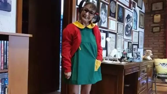 La comediante tiene 70 años de edad, lo que no fue impedimento para destaparse un poco La comediante tiene 70 años de edad, lo que no fue impedimento para destaparse un poco