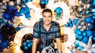 Carlos Rivera causó furor en redes sociales por dejarse besar por un hombre en un reciente concierto que ofreció en Chihuahua.