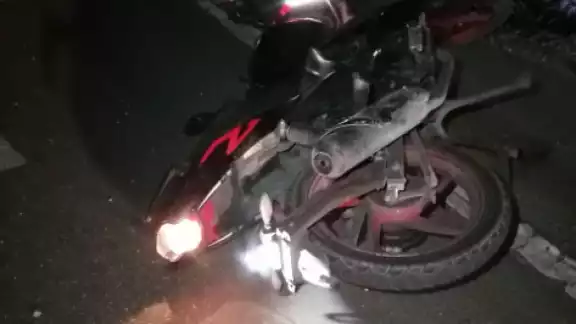 Por el impacto ambos motociclistas acabaron cayendo al pavimento