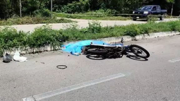 El chofer de la camioneta que golpeó a la motocicleta se dio a la fuga El chofer de la camioneta que golpeó a la motocicleta se dio a la fuga