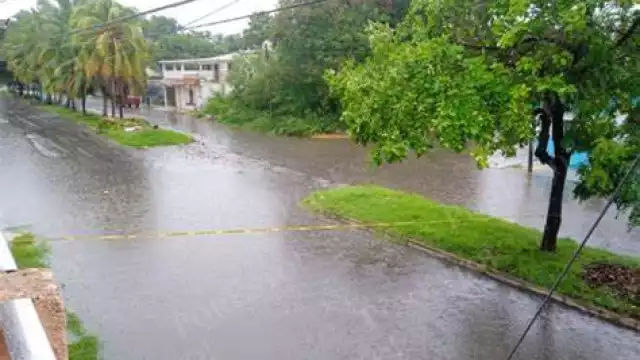 El cruce de la avenida Isla Cancún en Chetumal, es afectado por encharcamientos a pesar de inversiones en drenaje.