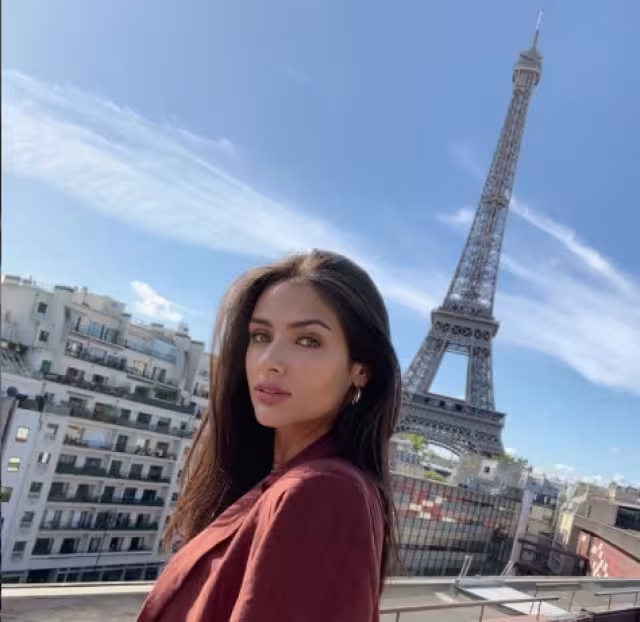 La actriz tiene 26 años y recientemente sorprendió a sus seguidores al posar al natural con topless