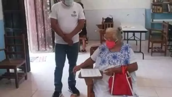Los usuarios de redes sociales felicitaron a la abuelita por sus ganas de terminar la primaria Los usuarios de redes sociales felicitaron a la abuelita por sus ganas de terminar la primaria