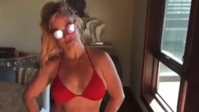 La cantante fue captada disfrutando del sol en Hawái