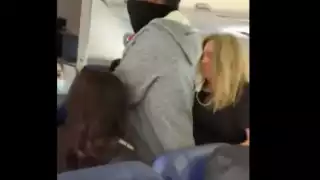 Mujer golpea y le arranca los dientes a aeromoza en pleno vuelo.