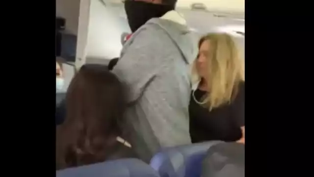 Mujer golpea y le arranca los dientes a aeromoza en pleno vuelo.