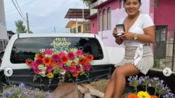 Iraid García recibe un becerrito como regalo de aniversario de novios