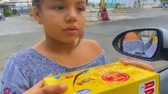 La menor señaló que la razón por la que habla estos idiomas son debido a los viajes que realiza su familia a distintos países