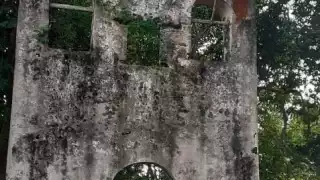 Parte de esta se encuentra dentro de un predio particular; solo la parte frontal se ubicada en la calle