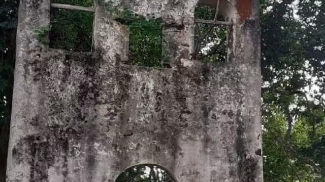 Parte de esta se encuentra dentro de un predio particular; solo la parte frontal se ubicada en la calle