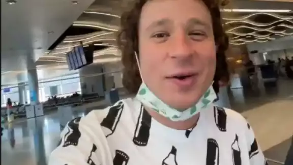 Luisito Comunica contó que debía esperar durante una hora y media o dos horas para hacer el trámite de la multa Luisito Comunica contó que debía esperar durante una hora y media o dos horas para hacer el trámite de la multa