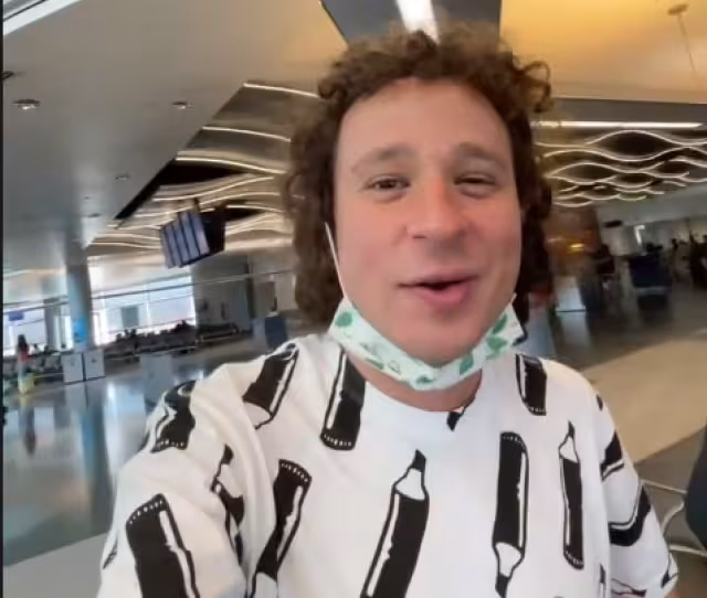 Luisito Comunica contó que debía esperar durante una hora y media o dos horas para hacer el trámite de la multa