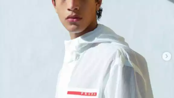Magdaleno, es un modelo mexicano que está causando furor y conquista firmas de lujo, es miembro de la comunidad LGBTQ+ y se identifica como no binario. 