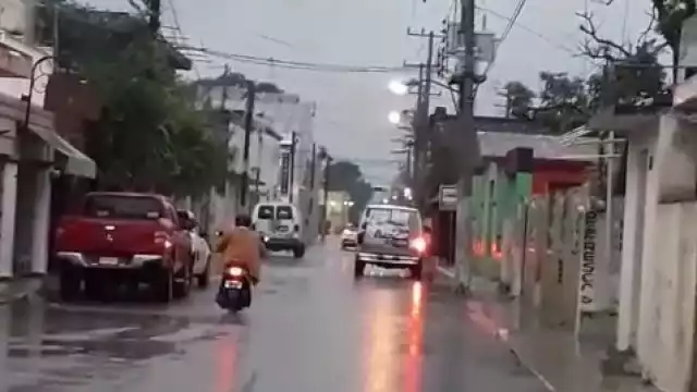 Las fuertes lluvias ocasionaron cortocircuito en cables de la Comisión Federal de Electricidad (CFE). Foto: José Luis López Quintal