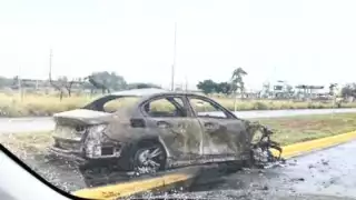 Lujoso vehículo es consumido por las llamas en Conkal