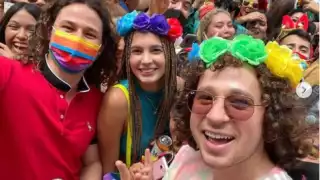 El influencer menciono en Instagram que se encontraba grabando algunas historias en la marcha para compartir con sus seguidores, cuando sintió que querían sacarle el celular del bolsillo