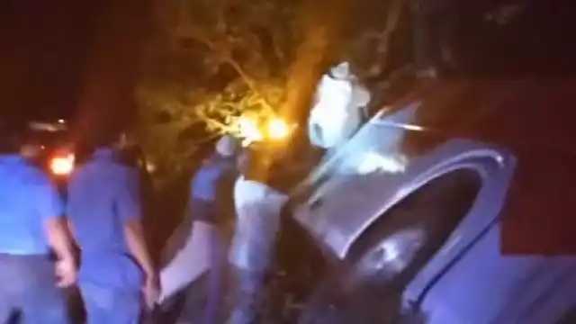 La unidad de transporte terminó con severos daños; los pasajeros fueron rescatados.