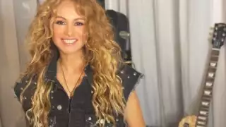 Paulina Rubio fue captada en una lujosa isla acompañada de un millonario, con el que se vio muy amorosa