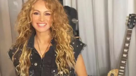 Paulina Rubio fue captada en una lujosa isla acompañada de un millonario, con el que se vio muy amorosa