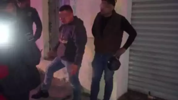 Los dos acusados de robar la propaganda política del partido Morena, quienes fueron detenidos por agentes de la Secretaría de Seguridad Pública (SSP)