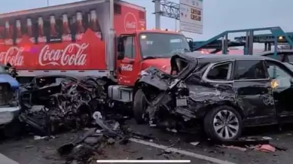 El accidente ocurrió alrededor de las 6:30 de la mañana y envolvió unos 100 automóviles