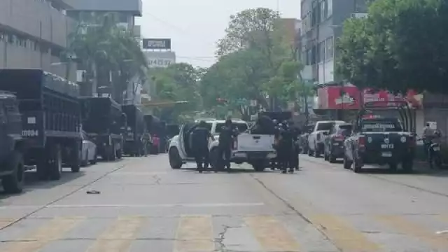 Esta mañana, policías antimotines desalojaron con gas a normalistas quienes causaron destrozos en la zona céntrica de esta ciudad