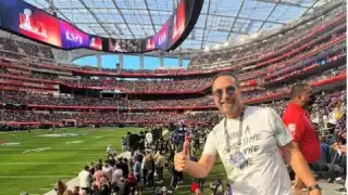 El cantante se hizo presente en el Super Bowl LVI
