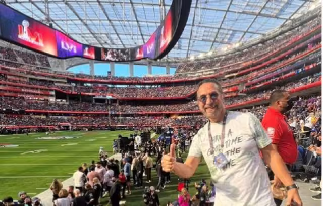 El cantante se hizo presente en el Super Bowl LVI