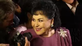 A las afueras de la funeraria, los fans se han aglomerado para despedirse de su ídolo