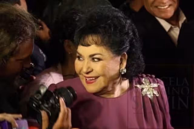 A las afueras de la funeraria, los fans se han aglomerado para despedirse de su ídolo