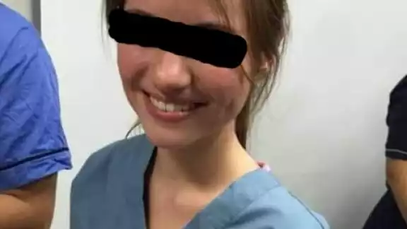 Una vez realizada la necropsia se determinó que la causa de muerte de Mariana “N”, fue asfixia mecánica secundaria por ahorcamiento. Una vez realizada la necropsia se determinó que la causa de muerte de Mariana “N”, fue asfixia mecánica secundaria por ahorcamiento.