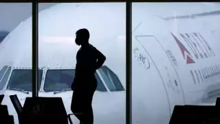 Delta Air Lines tuvo que cancelar alrededor de 100 vuelos por falta de trabajadores