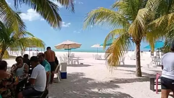 En los restaurantes se notó la aglomeración de gente, sin respetar la sana distancia En los restaurantes se notó la aglomeración de gente, sin respetar la sana distancia